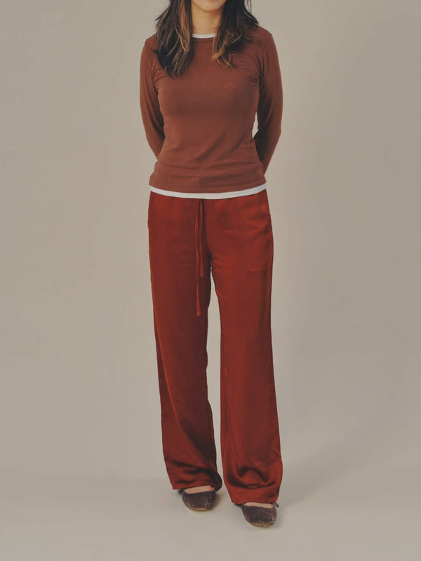 Oda獨家 絲滑抗皺中低腰長褲 焦糖棕